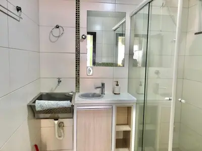 Uma casa de banho em Kitnet no Centro de Bombinhas