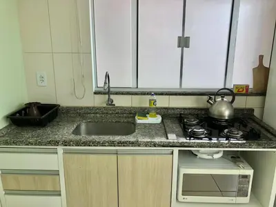 A cozinha ou kitchenette de Kitnet no Centro de Bombinhas