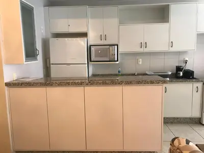 A cozinha ou kitchenette de IMACULADO APARTAMENTO A 20 METROS DA PRAIA