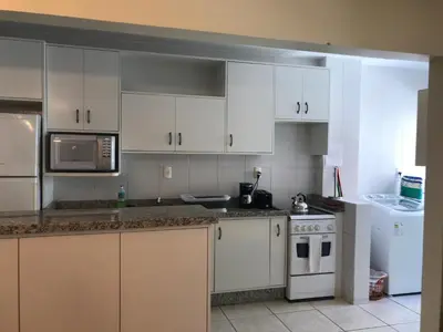A cozinha ou kitchenette de IMACULADO APARTAMENTO A 20 METROS DA PRAIA
