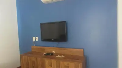 Uma televisão e/ou sistema de entretenimento em loft lindo em Mariscal