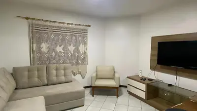 Uma televisão e/ou sistema de entretenimento em Casa em Bombinhas Almeida e Moraes Perto da Praia