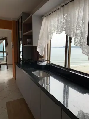 A cozinha ou kitchenette de Cobertura frente ao mar Meia Praia -Itapema -SC