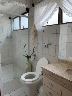 Uma casa de banho em Cobertura frente ao mar Meia Praia -Itapema -SC