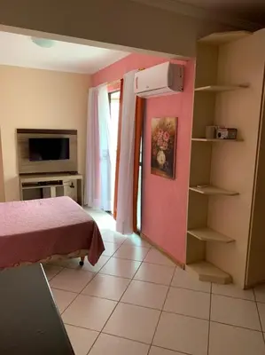 Uma televisão e/ou sistema de entretenimento em Cobertura frente ao mar Meia Praia -Itapema -SC