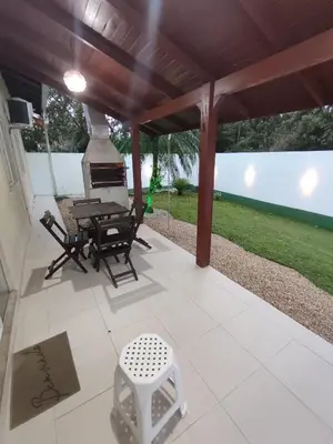 Um jardim no exterior de Casa paraíso estaleirinho Balneário Camboriú