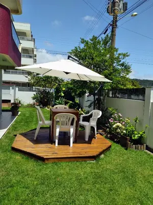 Um jardim no exterior de Residencial Susy