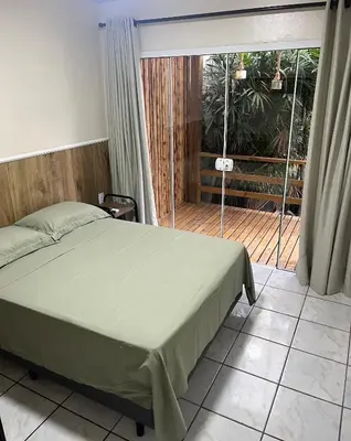 Uma cama ou camas num quarto em Casa no Centrinho para 2 pessoas 100m do Mar