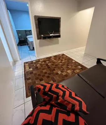 Uma televisão e/ou sistema de entretenimento em Casa no Centrinho para 2 pessoas 100m do Mar