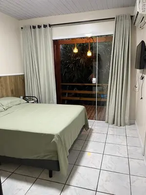 Uma televisão e/ou sistema de entretenimento em Casa no Centrinho para 2 pessoas 100m do Mar