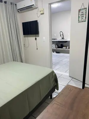 Uma cama ou camas num quarto em Casa no Centrinho para 2 pessoas 100m do Mar