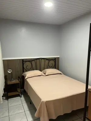 Uma cama ou camas num quarto em Casa no Centrinho para 2 pessoas 100m do Mar