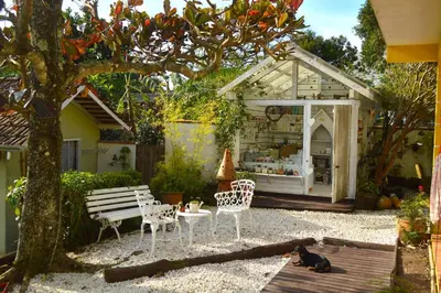 Um jardim no exterior de Hospedaria Canto do Morro