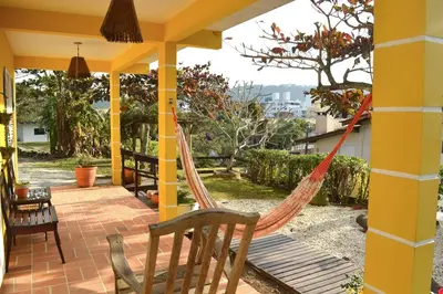 Um jardim no exterior de Hospedaria Canto do Morro