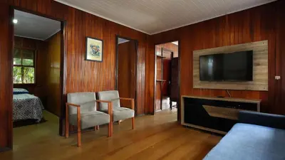 Uma televisão e/ou sistema de entretenimento em Casas Praia da Lagoinha - Mestre Naro
