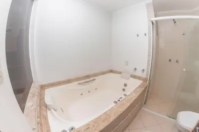 Uma casa de banho em Apartamento Almeida e Moraes 3 Suítes com Hidro
