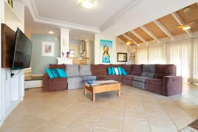 Uma televisão e/ou sistema de entretenimento em 5 quartos piscina e espaço Gourmet (casasmariscal)