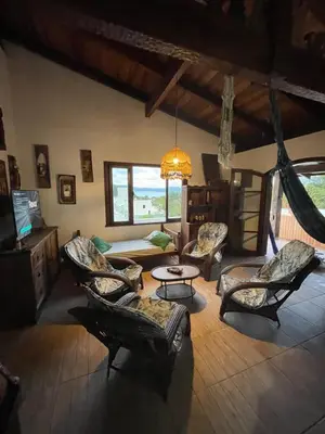 Uma área de estar em Casa Marrom