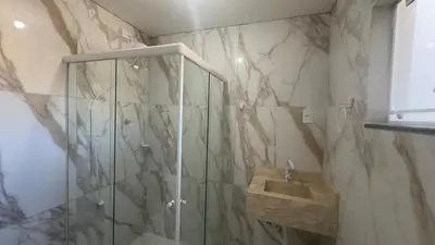 Uma casa de banho em Sobrado 4 suítes, piscina , para até 12 pessoas 650 metros da praia de Bombinhas