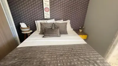 Uma cama ou camas num quarto em Sobrado 4 suítes, piscina , para até 12 pessoas 650 metros da praia de Bombinhas
