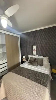 Uma cama ou camas num quarto em Sobrado 4 suítes, piscina , para até 12 pessoas 650 metros da praia de Bombinhas