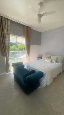 Uma cama ou camas num quarto em Sobrado 4 suítes, piscina , para até 12 pessoas 650 metros da praia de Bombinhas