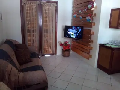 Uma televisão e/ou sistema de entretenimento em Casas na Praia de Bombas - Bombinhas