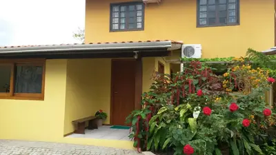 Um jardim no exterior de Casas na Praia de Bombas - Bombinhas