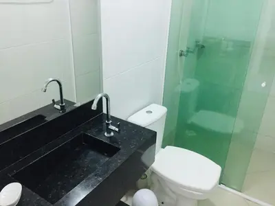 Uma casa de banho em Apartamentos Mediterrâneo Home Club