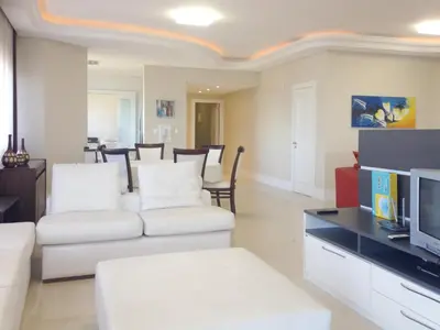Uma televisão e/ou sistema de entretenimento em Edificio Estrela Dourada