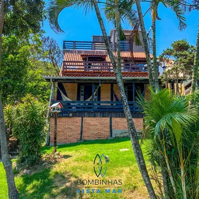 Um jardim no exterior de Residencial Bombinhas Vista Mar
