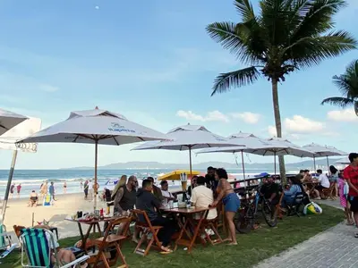 Uma praia em ou perto do apartamento