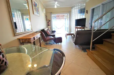 Uma área de estar em Casa Beira Mar