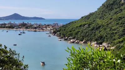 A planta de Apto. 2 quartos em Bombinhas (60 m da praia)