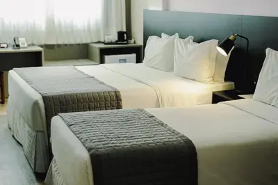 Uma cama ou camas num quarto em Santa Inn Hotel