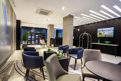Uma televisão e/ou sistema de entretenimento em Santa Inn Hotel