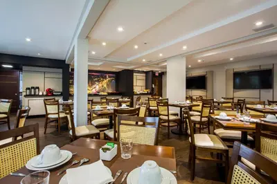 Um restaurante ou outro lugar para comer em Santa Inn Hotel