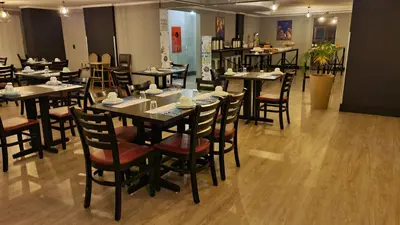 Um restaurante ou outro lugar para comer em Hotel Gênova BC