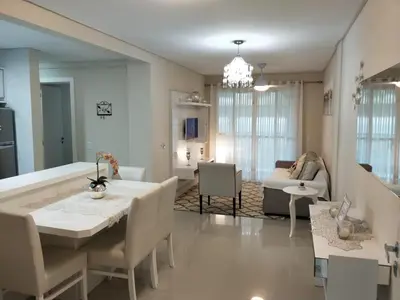 Uma área de estar em Don Rafael 02 dormitórios, 80m mar, Mariscal