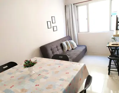 Uma área de estar em Lindo apartamento Avenida Brasil