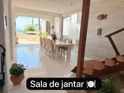 A planta de CASA COM PISCINA e VISTA PARA O MAR - Porto Belo-SC Bombinhas-SC