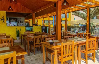 Um restaurante ou outro lugar para comer em Pousada Refugio Costeiro