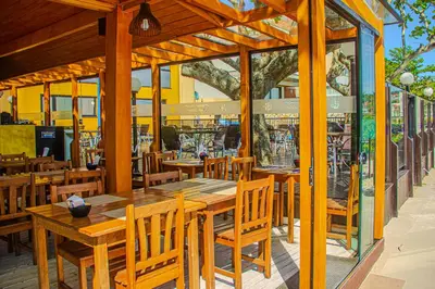 Um restaurante ou outro lugar para comer em Pousada Refugio Costeiro
