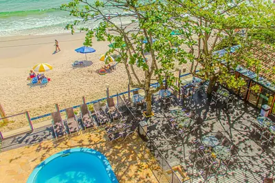 Uma praia em ou perto das estalagens