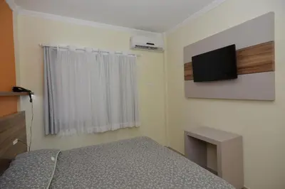 Uma televisão e/ou sistema de entretenimento em Refúgio Costeiro II