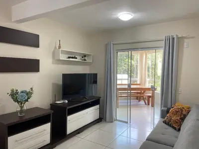 Uma televisão e/ou sistema de entretenimento em Res. Solar das Bromélias