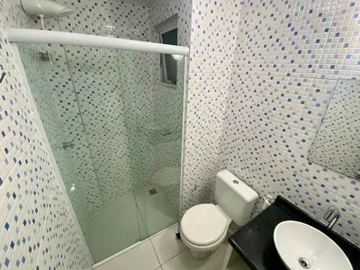 Uma casa de banho em Res. Solar das Bromélias