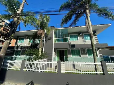 O edifício onde o apartamento está situado