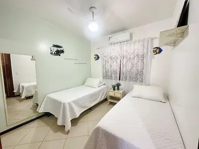 Uma cama ou camas num quarto em Res. Acapulco