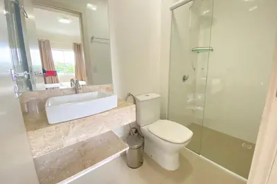 Uma casa de banho em Res Costa Verde